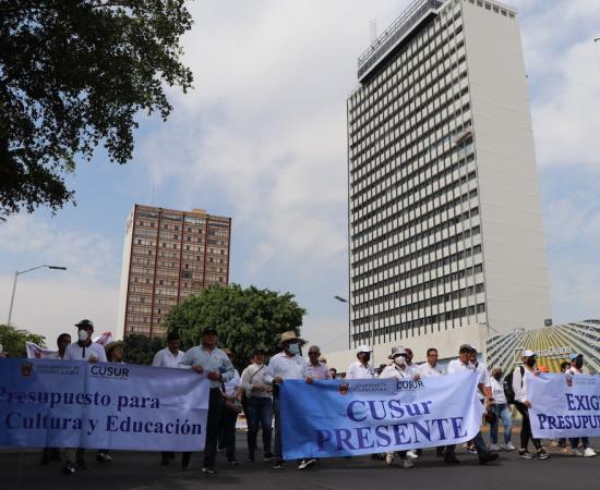 CUSur en la mega marcha UdeG por presupuesto digno y autonomía universitaria