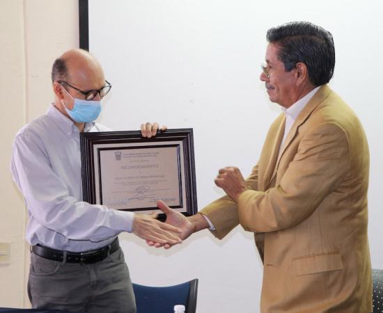 Entrega de reconocimiento a contralor del CUSur