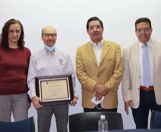 Entrega de reconocimiento a contralor del CUSur