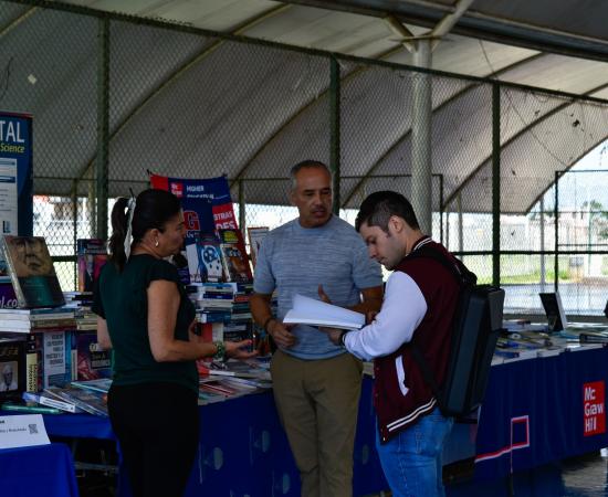 El CUSur reafirma su compromiso académico con la Muestra Bibliográfica 2025