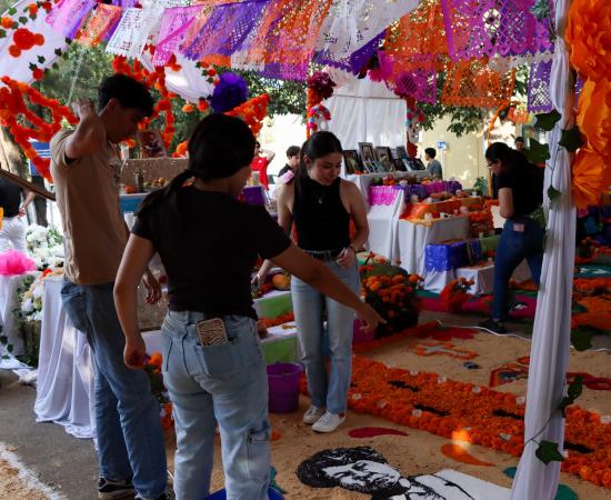 El Cusur celebra el Día de Muertos con creatividad y tradición en su Concurso de Altares 2025