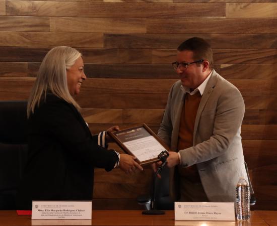 Fundación Martha Acosta A.C. entrega beca y el CUSur reconoce a estudiante y mentora