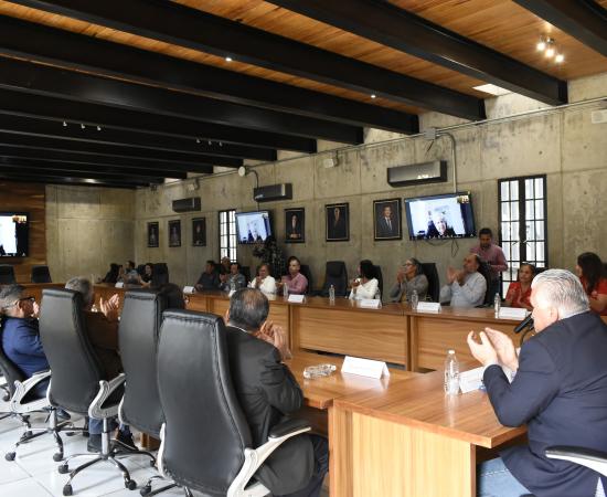 Fundación Martha Acosta A.C. entrega beca y el CUSur reconoce a estudiante y mentora