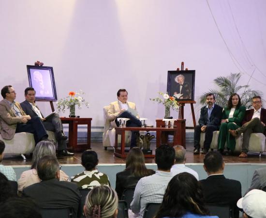 Pablo Salazar recibe el XXIII Premio Nacional de Cuento Juan José Arreola