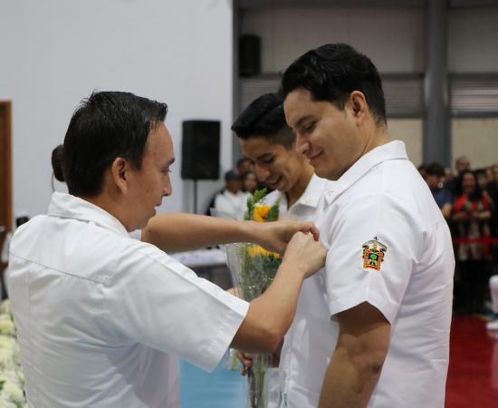 Cofias y listones a estudiantes de enfermería del CUSur