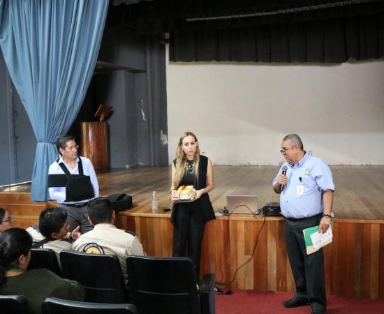 Rector del CUSur imparte conferencia sobre calidad de vida en el trabajo