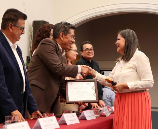 Reconocen a personal jubilado del CUSur por su dedicación y esfuerzo