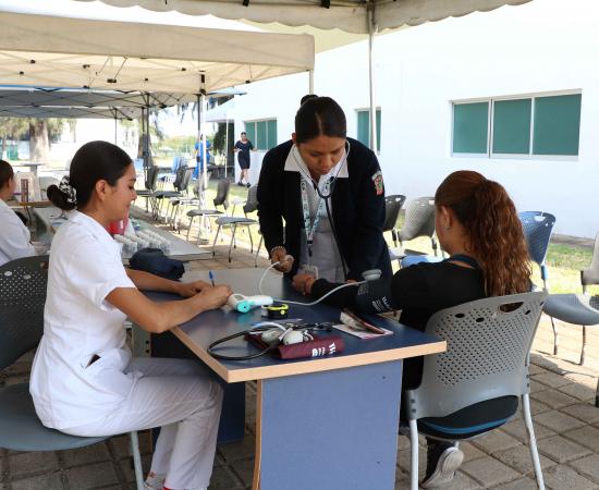 SISSMA CUSur fomenta la salud preventiva con feria para trabajadores universitarios