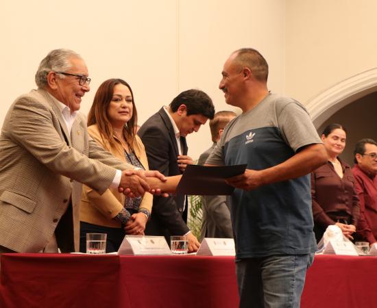 CUSur reconoce a su personal jubilado y con destacada trayectoria en emotiva ceremonia